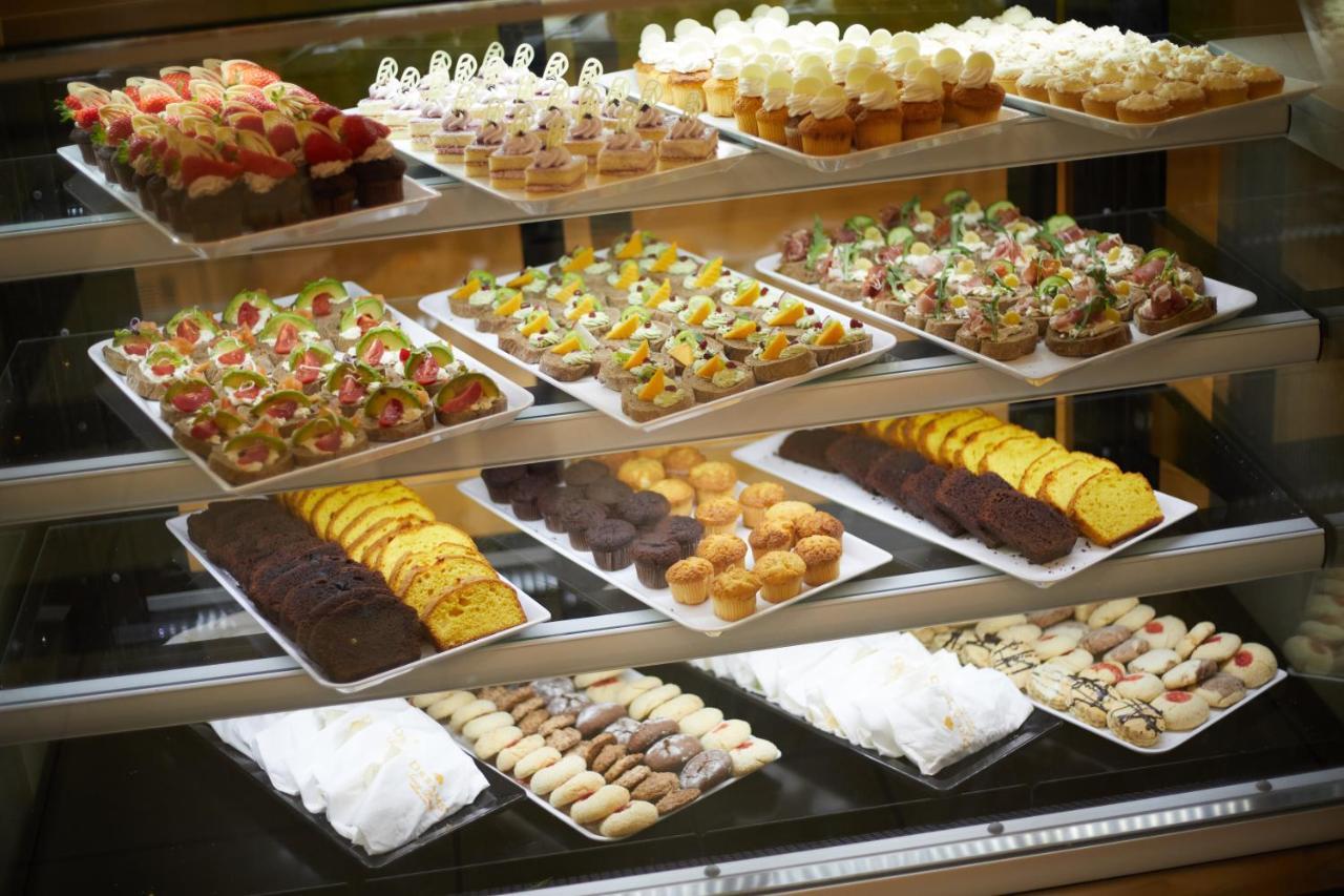 Dreams Sunny Beach Resort And Spa المظهر الخارجي الصورة A display of Italian pastries