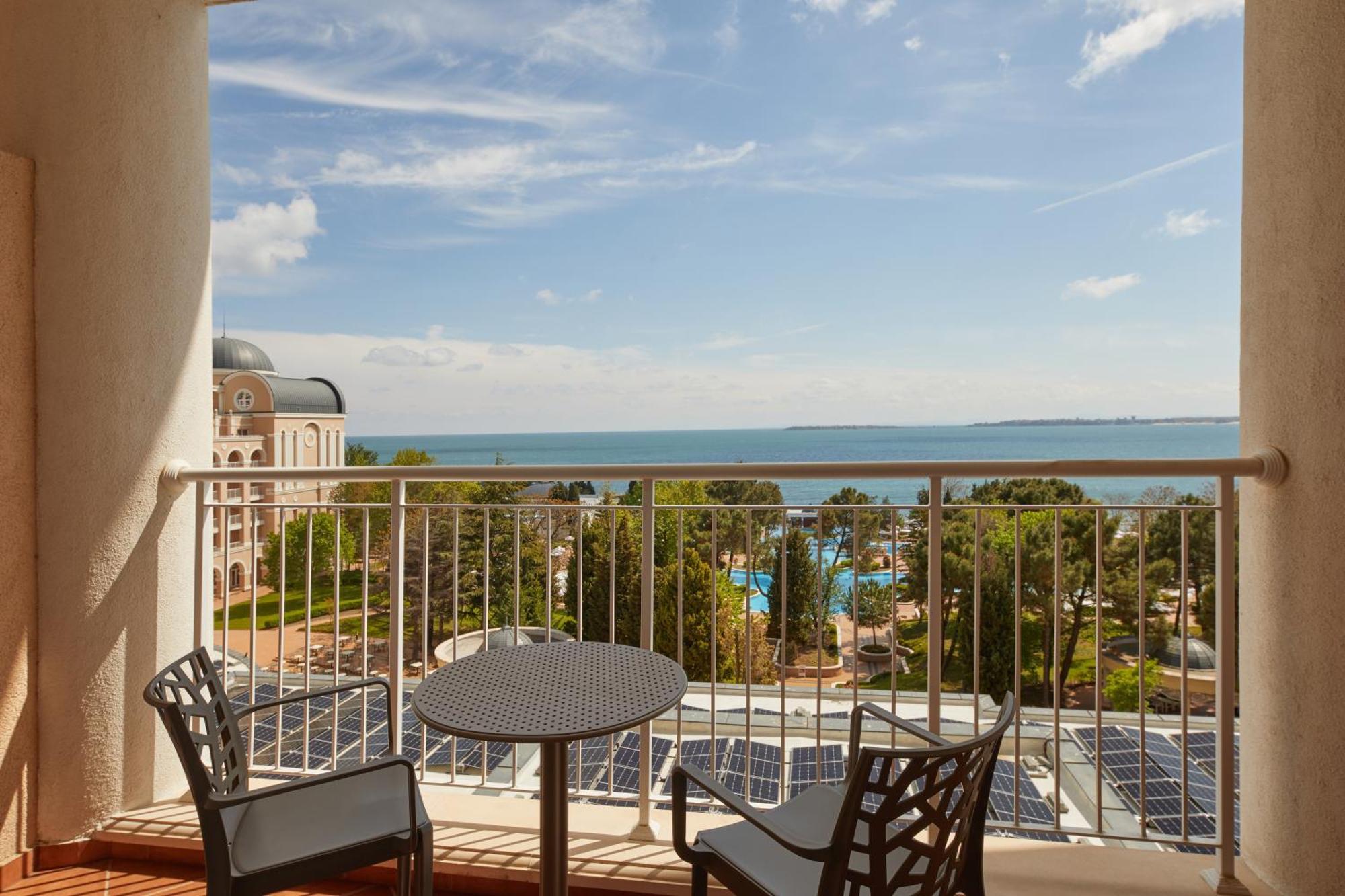 Dreams Sunny Beach Resort And Spa الغرفة الصورة Balcony of a hotel room