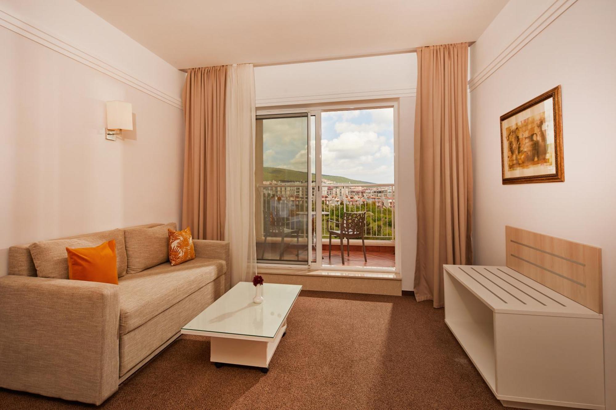 Dreams Sunny Beach Resort And Spa الغرفة الصورة A living room
