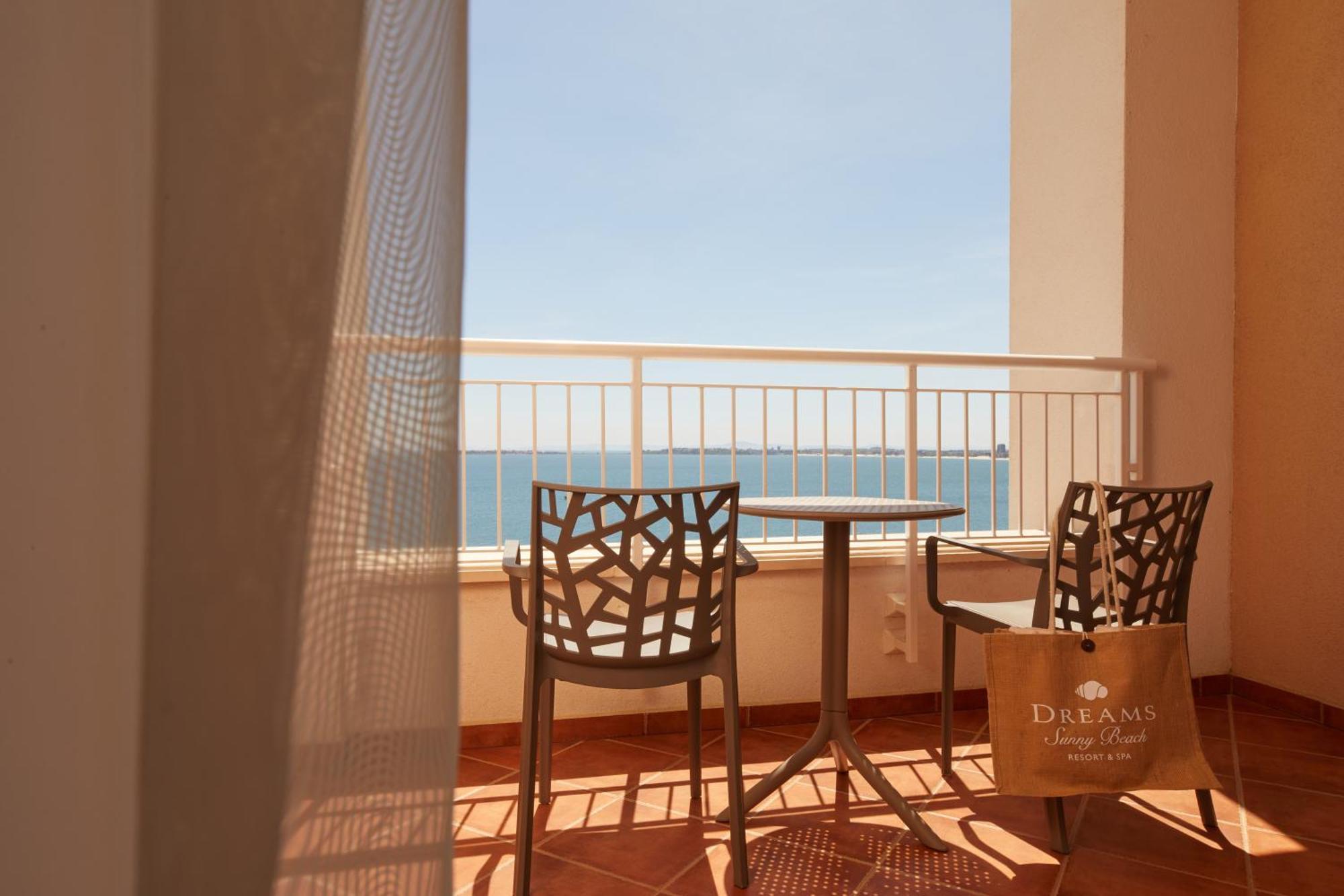 Dreams Sunny Beach Resort And Spa الغرفة الصورة Balcony of a guest room