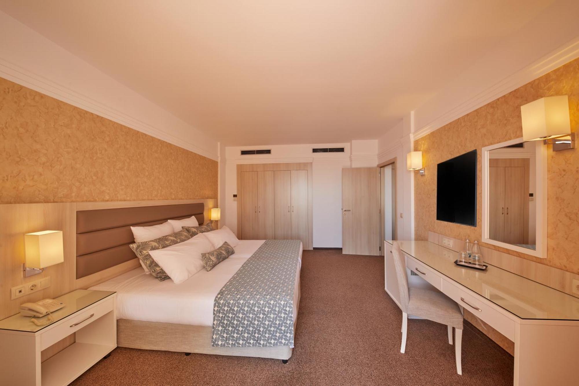 Dreams Sunny Beach Resort And Spa الغرفة الصورة A room at the hotel