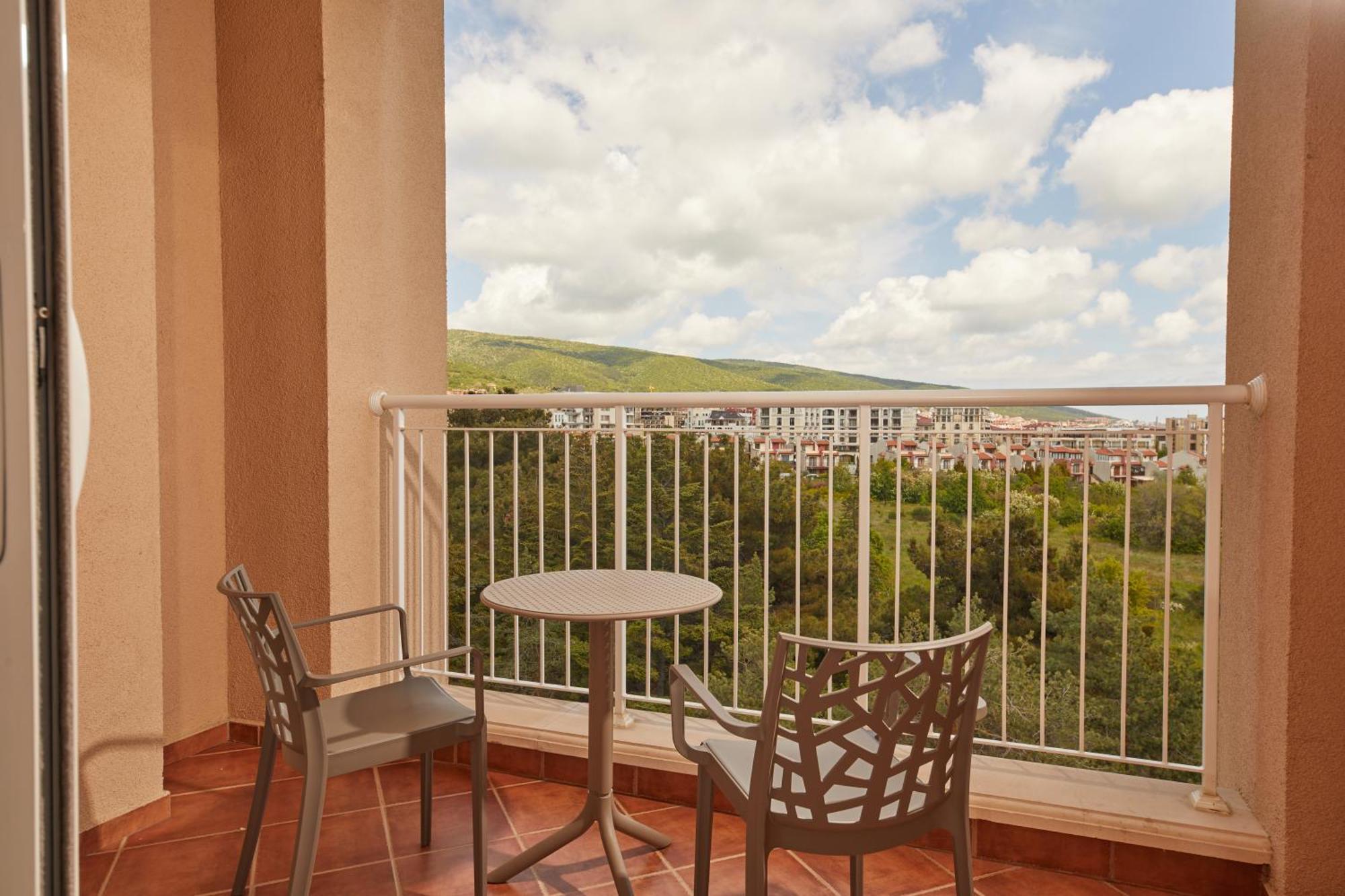 Dreams Sunny Beach Resort And Spa الغرفة الصورة A balcony
