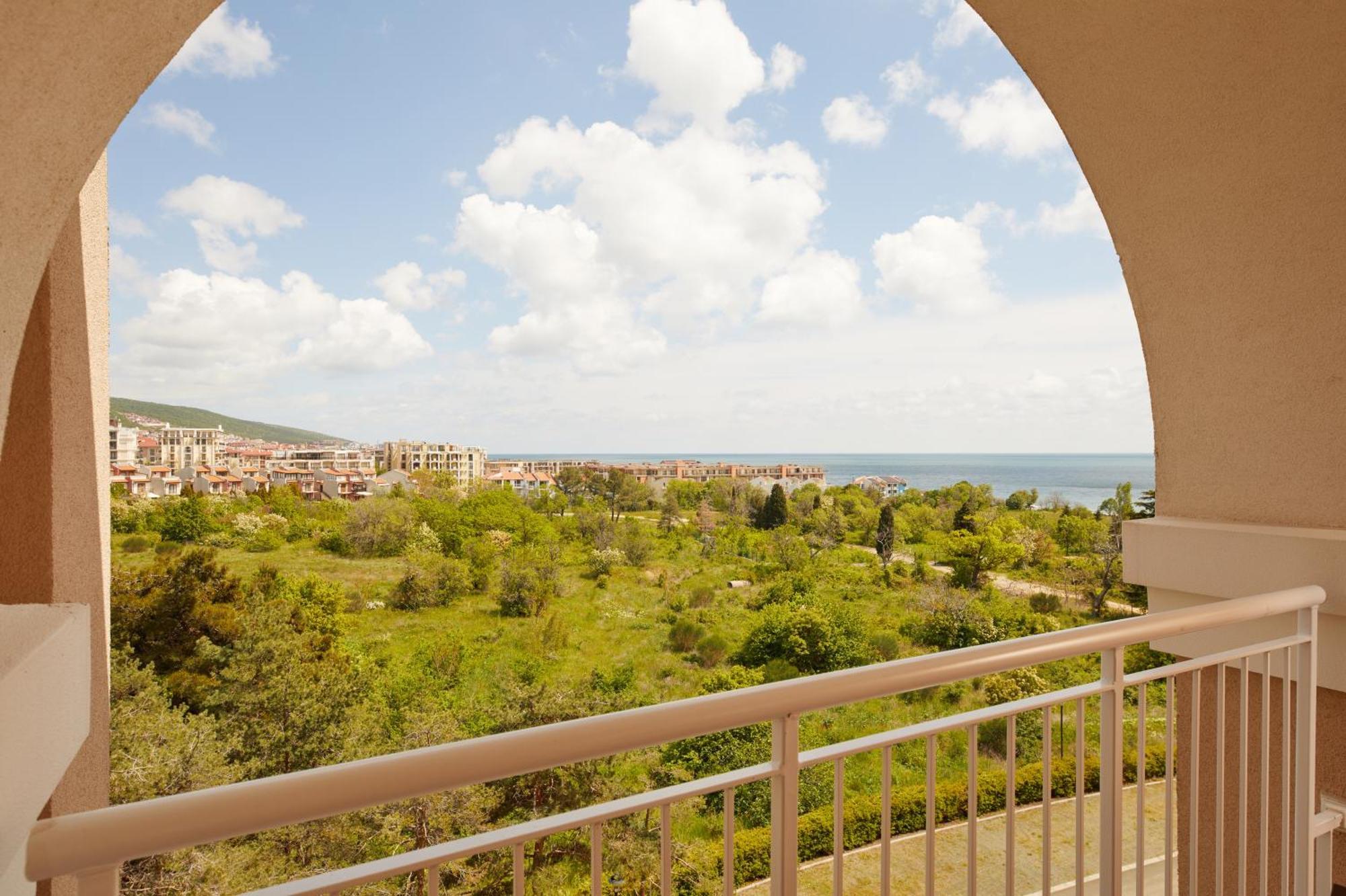 Dreams Sunny Beach Resort And Spa الغرفة الصورة View from a balcony