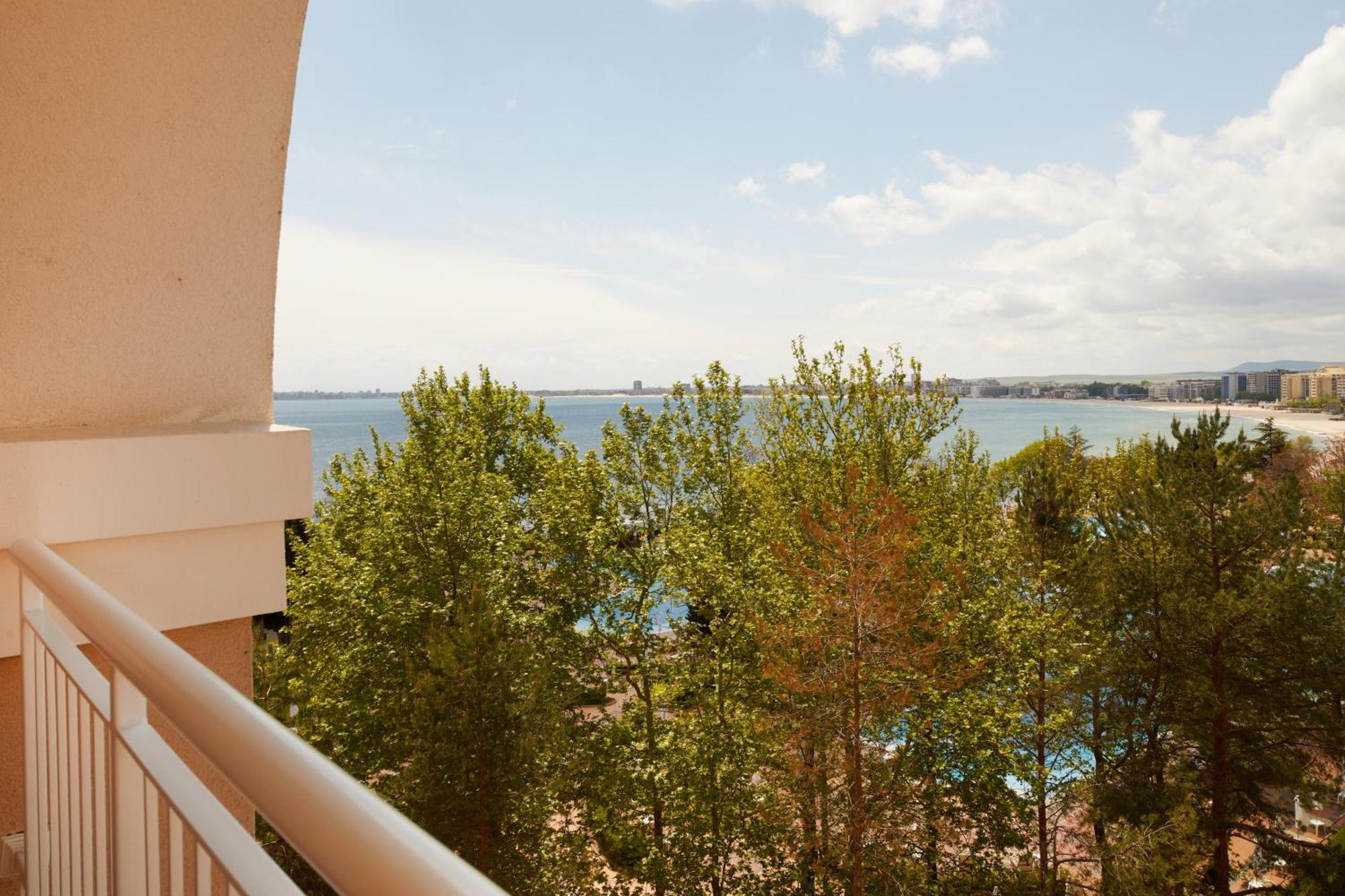Dreams Sunny Beach Resort And Spa الغرفة الصورة View of the bay from a hotel