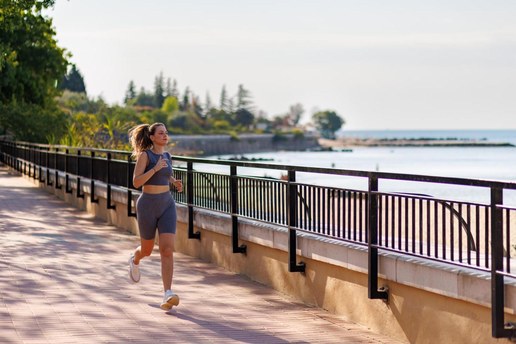 Dreams Sunny Beach Resort And Spa المظهر الخارجي الصورة A woman jogging along the Lake Michigan shoreline